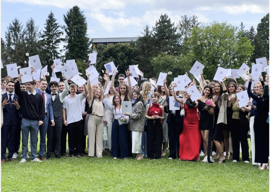 BG Abschluss Bild 6.jpg